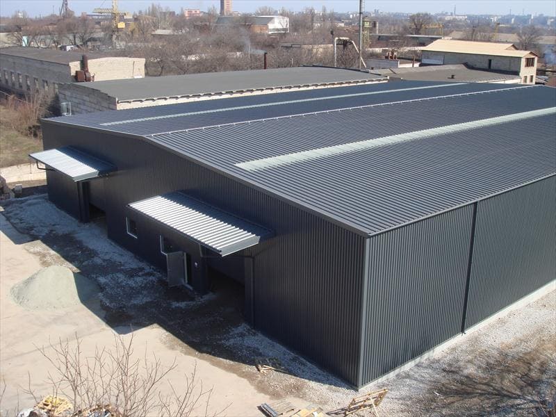 крыша производственного здания. кровля производственных зданий. прозрачный шифер пластилюкс мп-20. кровля промышленных зданий. температурный блок в стальном каркасе.